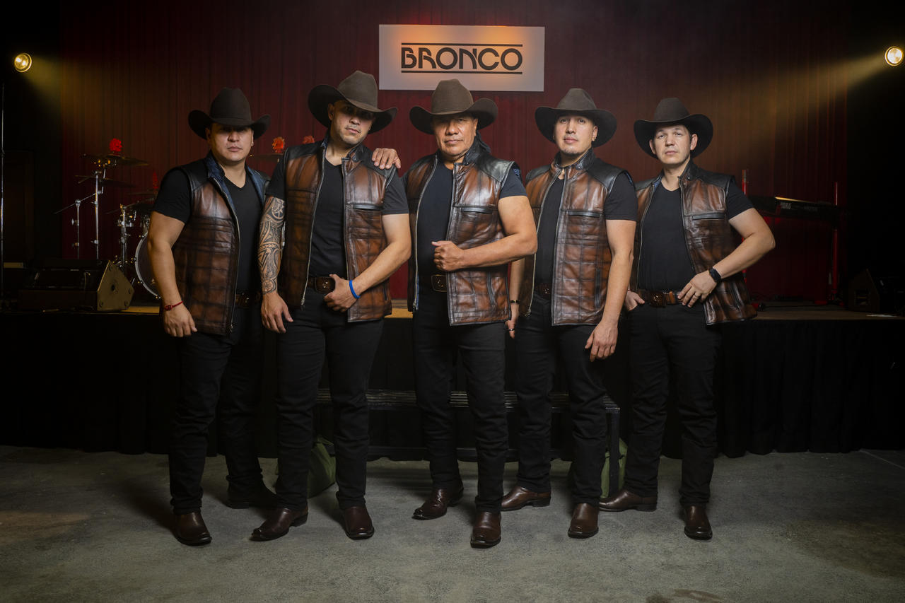El grupo Bronco continúa sorprendiendo y ahora presentó su su tercer sencillo llamado, Con talento pa' mentir.
