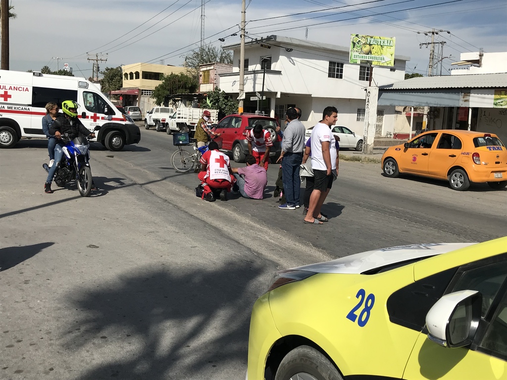 El joven lesionado fue atendido por el personal de la Cruz Roja de la ciudad de Torreón. (EL SIGLO DE TORREÓN)