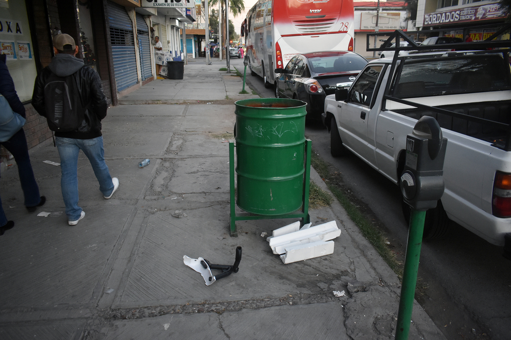 Llaman autoridades a que los visitantes y comerciantes del Centro eviten dejar desechos en las calles. Piden usar los contenedores. (ARCHIVO)