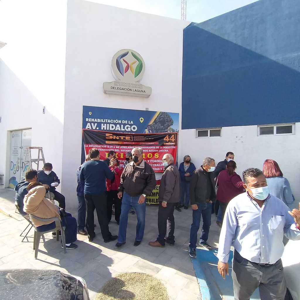 Un grupo de adultos mayores se manifestó a las afueras de las instalaciones de las oficinas de Pensiones en Gómez Palacio. (EL SIGLO DE TORREÓN)