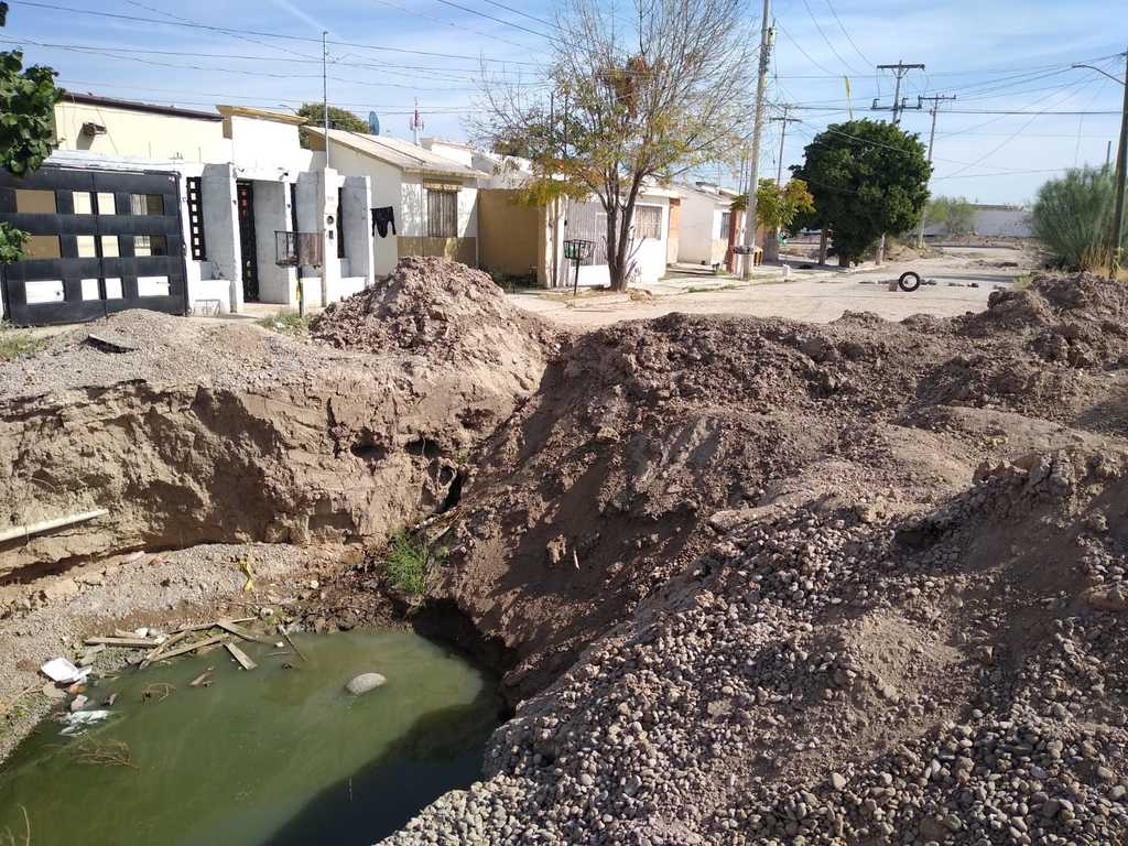 Se ha dejado sin arreglo el socavón de la calle Sierra de los Ángeles, en la colonia Ciudad Nazas de Torreón. (ROBERTO ITURRIAGA)