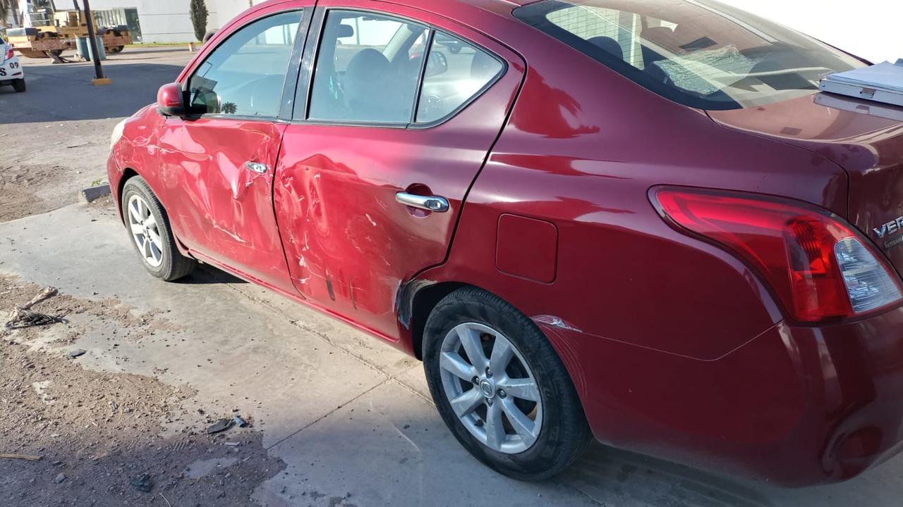 No se reportaron personas lesionadas, solo daños materiales en el automóvil sedán. (EL SIGLO DE TORREÓN)