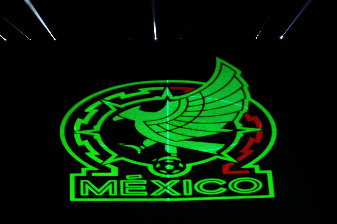 Con un espectáculo multicolor, lleno de luces, rayos láser y baile, la Federación Mexicana de Futbol presentó el que será su nuevo logotipo y el nuevo escudo del equipo nacional en sus distintas selecciones nacionales.