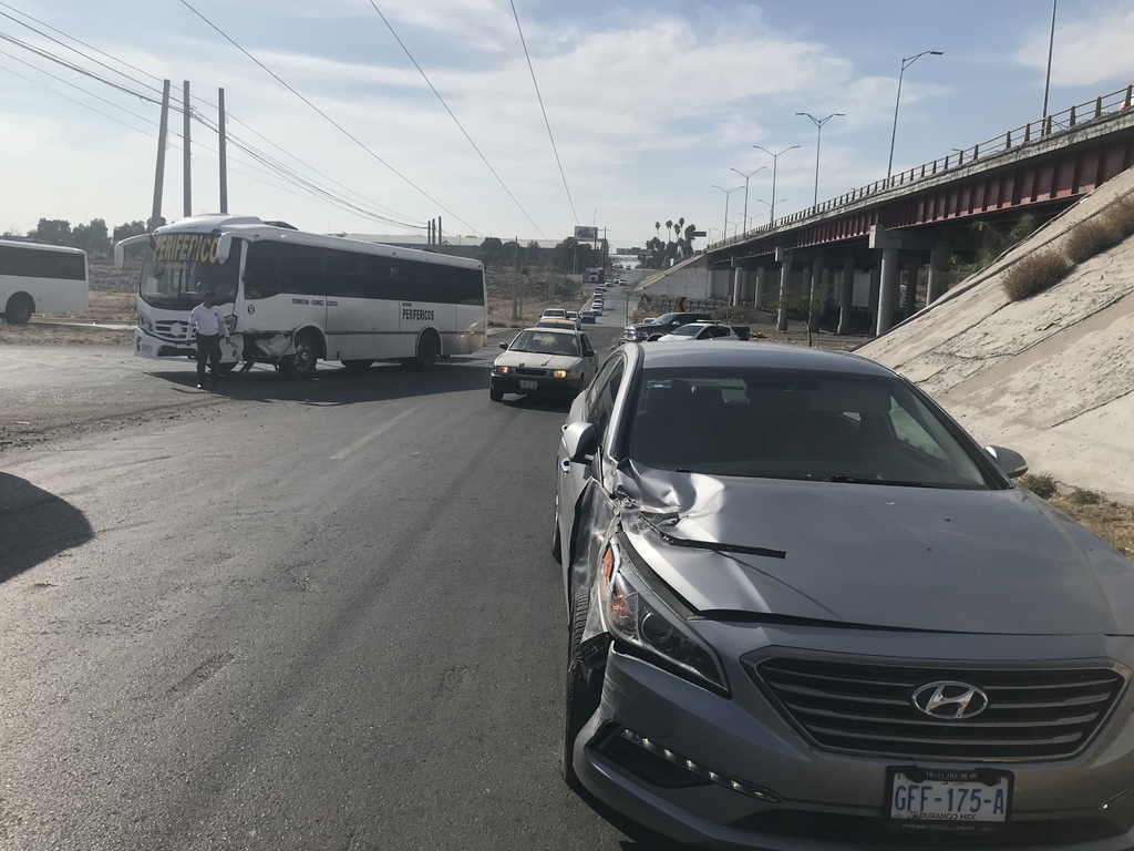 El accidente ocurrió debajo del puente Solidaridad, el cual conecta Gómez Palacio y Torreón. (EL SIGLO DE TORREÓN)