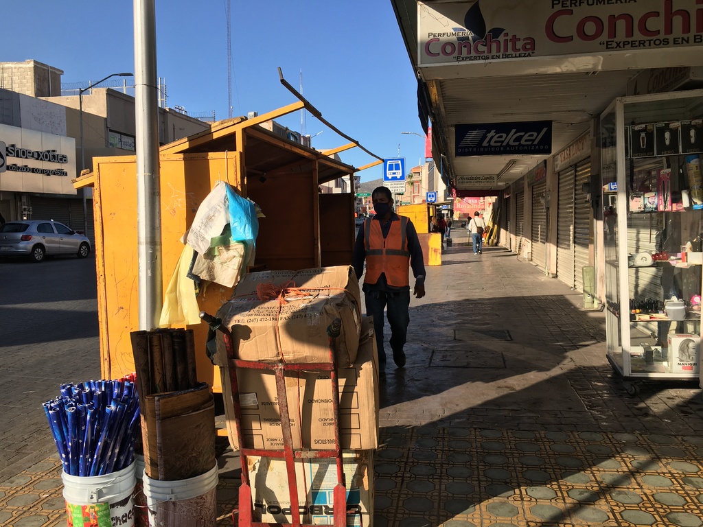 Ayer arrancó la colocación de los puestos en el exterior del Mercado Juárez de Torreón. (FABIOLA P. CANEDO)