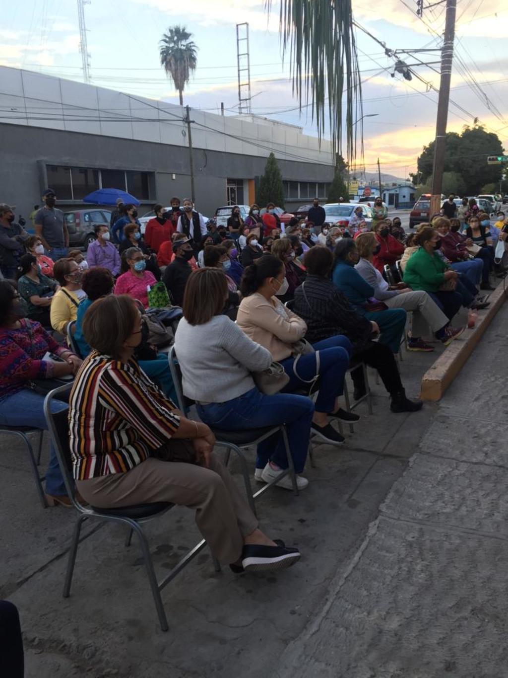 Protestaron ayer para exigir la no destitución de Lorena Leticia Mancha Juárez como presidenta de la agrupación. (EL SIGLO DE TORREÓN)