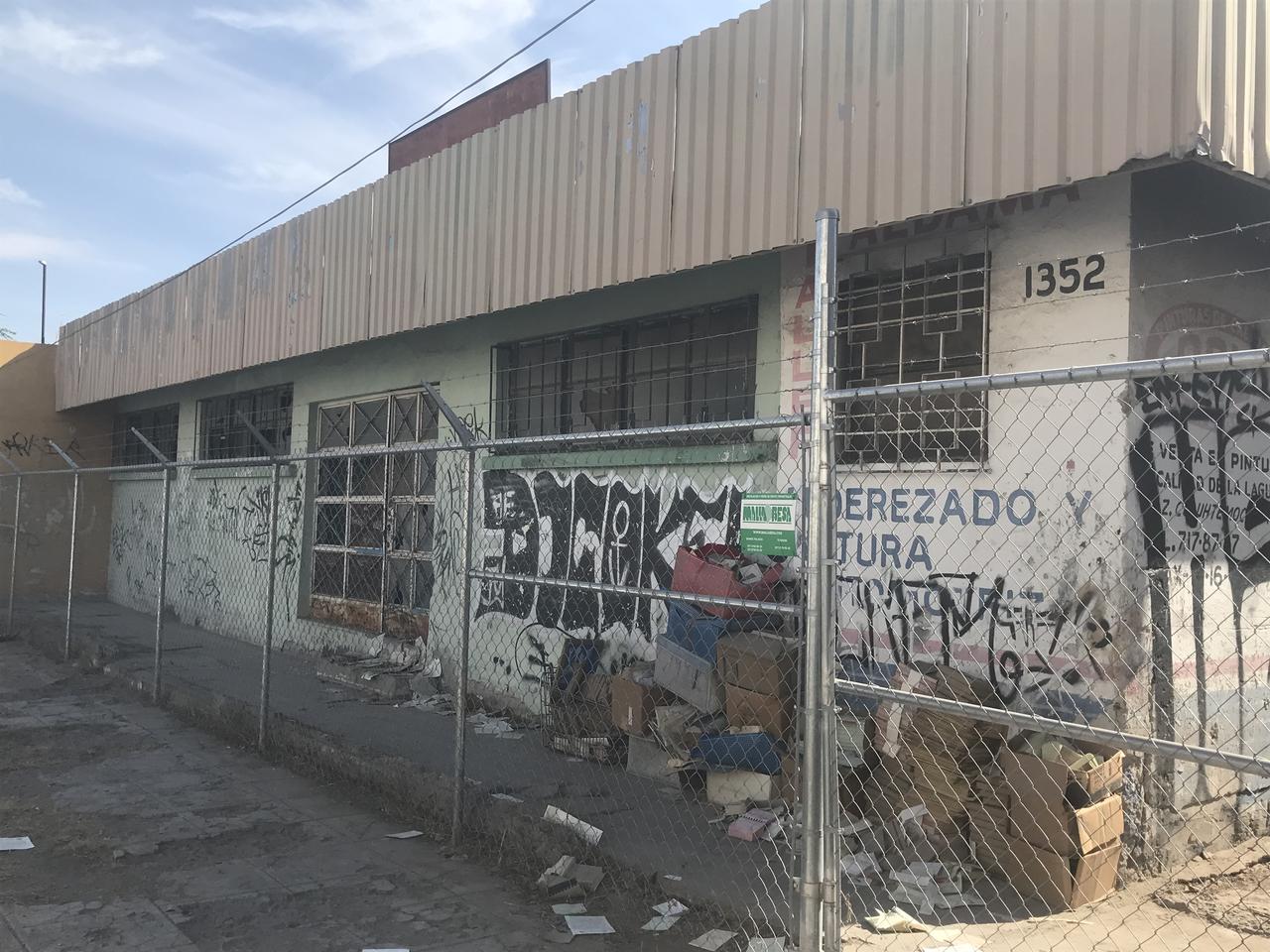 Fueron sorprendidos mientras desmantelaban un negocio abandonado ubicado en la zona Centro de la ciudad de Torreón. (EL SIGLO DE TORREÓN)