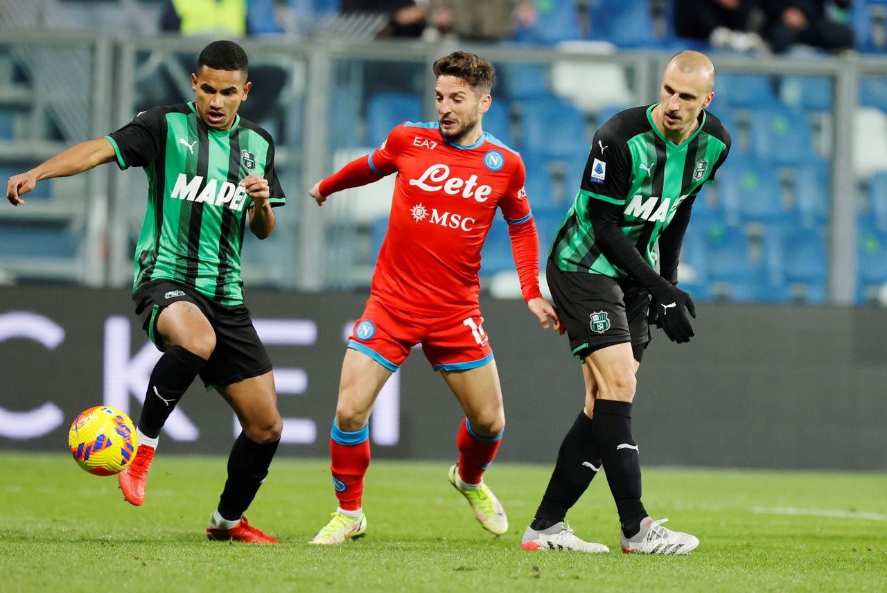 El Nápoles no pasó del 2-2 este miércoles en el campo del Sassuolo en un partido vibrante, en el que estuvo por delante 2-0 y fue remontado hasta el 2-2, y pese a frenar, mantuvo su liderato en solitario en la Serie A con un punto de ventaja sobre el Milan, que venció 3-0 en Génova, y dos sobre el Inter de Milán, que ganó 2-0 al Spezia. (ARCHIVO) 
