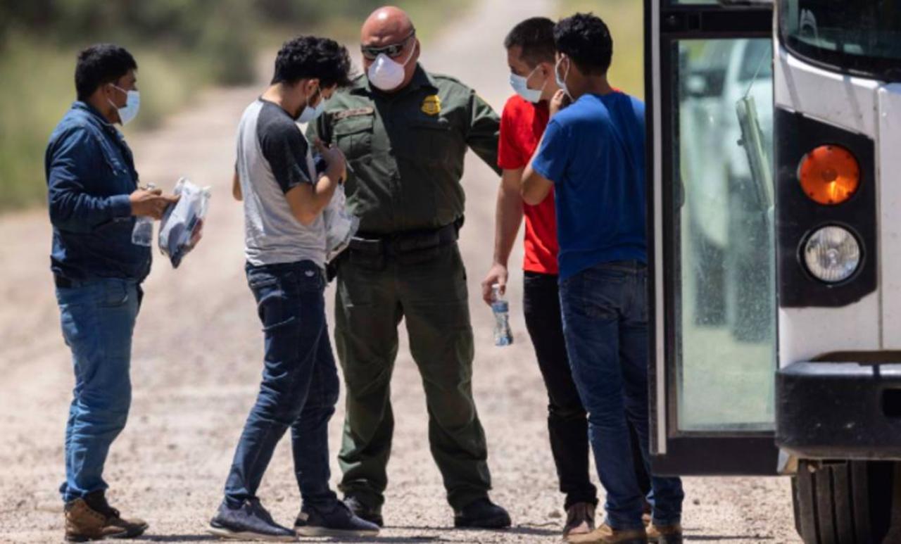 Obliga a los solicitantes de asilo a quedarse en México mientras se resuelven sus casos en Estados Unidos. (ARCHIVO)