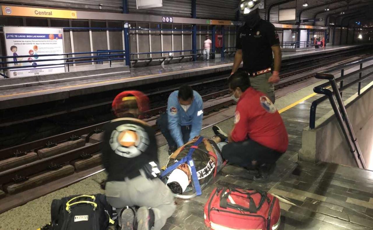 Un hombre en aparente estado de ebriedad, perdió el equilibrio al sufrir un mareo y cayó hacia las vías del Metro, provocándose una lesión en la cabeza, ante lo cual fue trasladado a una clínica para su atención médica. (ESPECIAL) 
