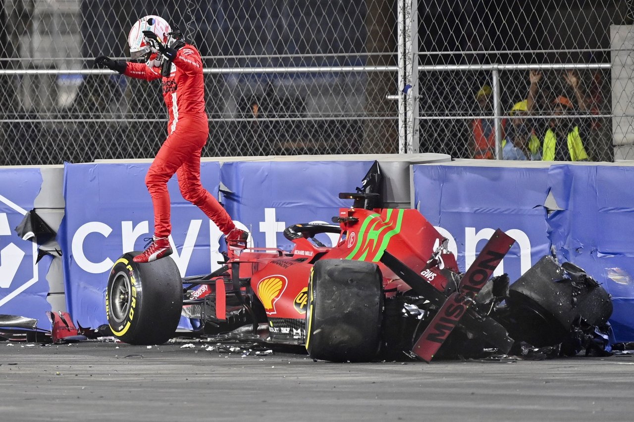 Charles Leclerc sufre fuerte golpe en práctica libre de Arabia Saudita