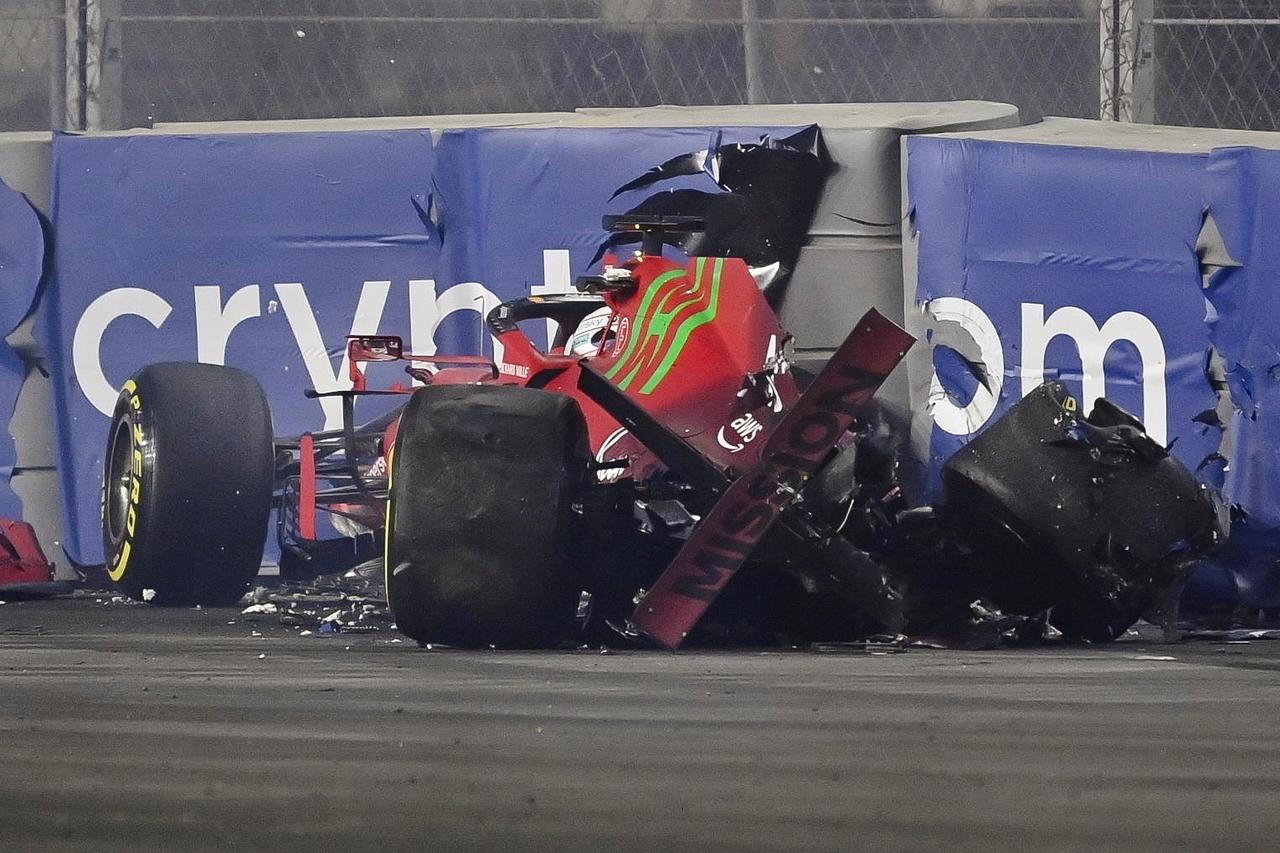 Charles Leclerc, piloto de Ferrari, tuvo un fuerte golpe en los entrenamientos libres de este viernes en el Gran Premio de Arabia Saudita de Fórmula Uno, situación que llevó a bandera roja y la finalización de la sesión. 
