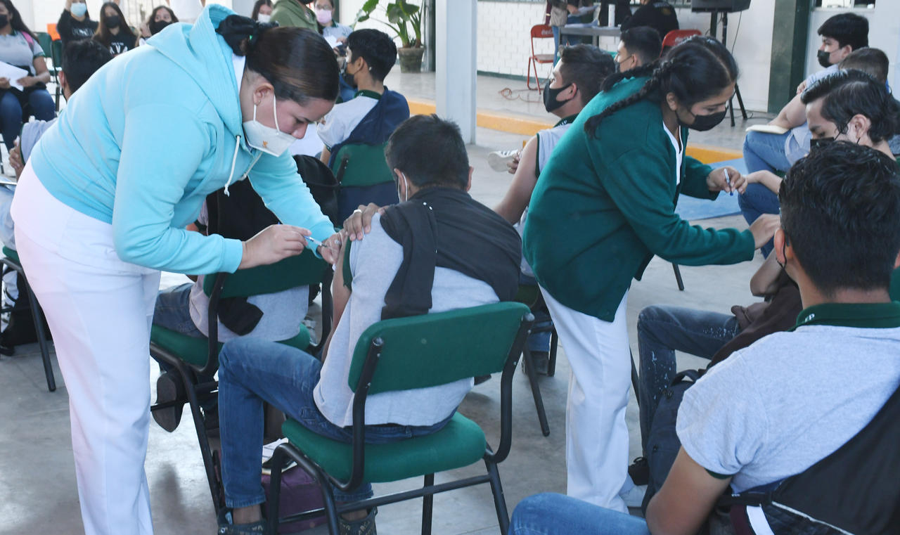 Se han aplicado 8 mil 396 vacunas contra el COVID-19 al mismo número de personas mayores de 18 años y menores con comorbilidades que estaban rezagados y que viven en Torreón, Matamoros y Viesca. (FERNANDO COMPEÁN)