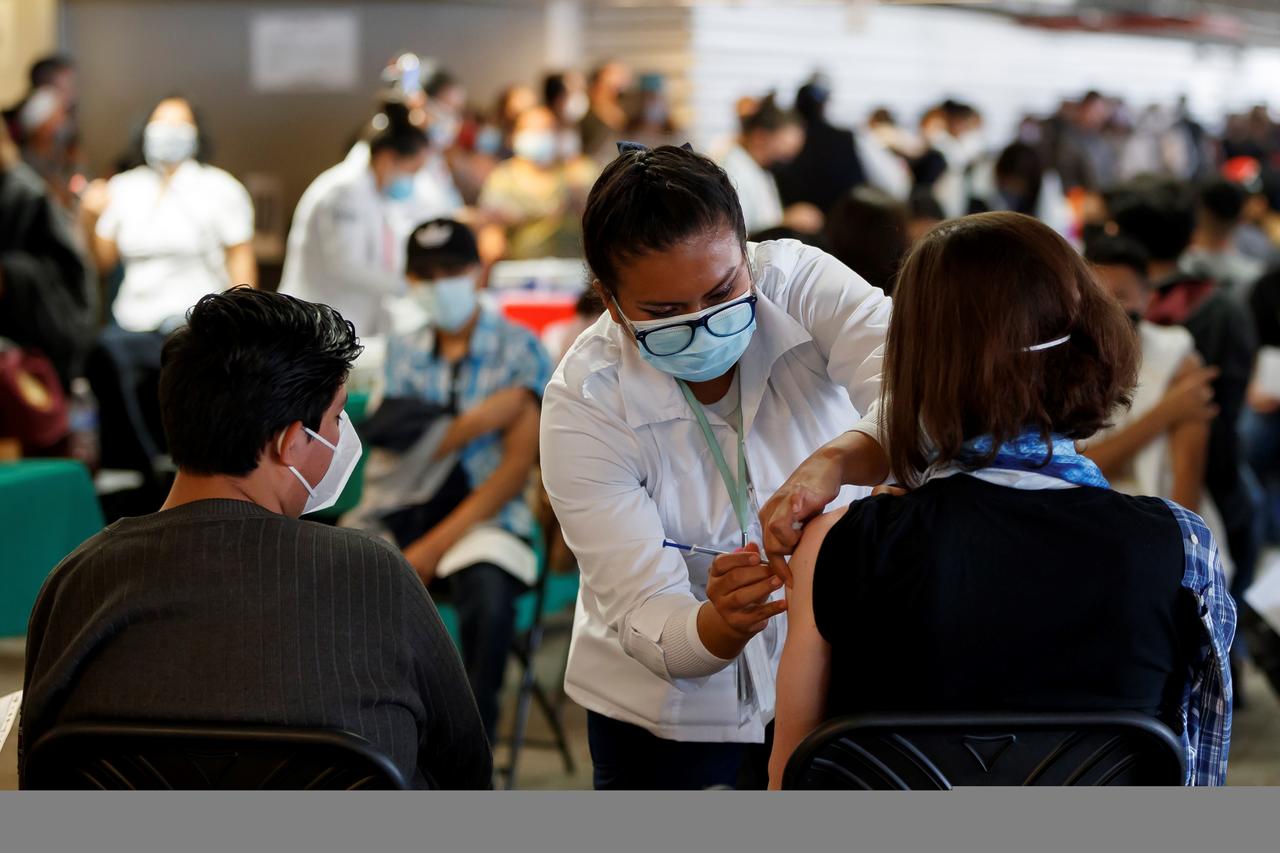 El virus en México se está atendiendo con las vacunas y los casos graves así como muertes van a la baja. (EFE)