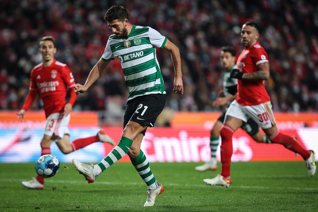  El Sporting de Portugal se llevó hoy el derbi en el Estádio da Luz tras vencer por 1-3 al Benfica, una victoria que abrió el español Pablo Sarabia y que permite a los 'leones' seguir empatados con el Oporto en lo más alto de la Liga portuguesa.
