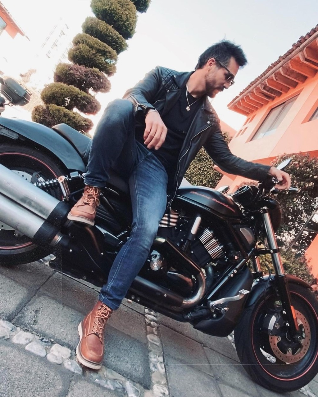 Llegando. Al arribar a su casa, José Ron se dio cuenta que su motocicleta se había quedado sin frenos.