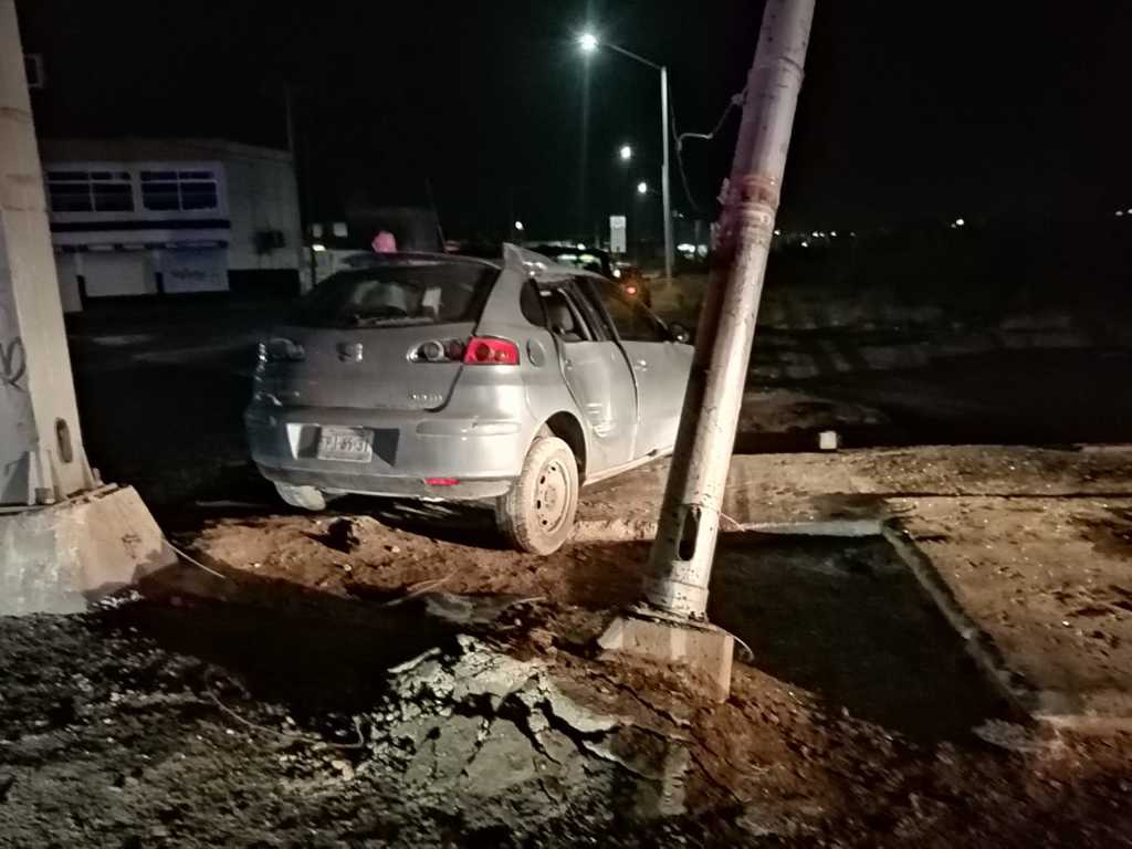 El vehículo fue abandonado en el lugar por su conductor.