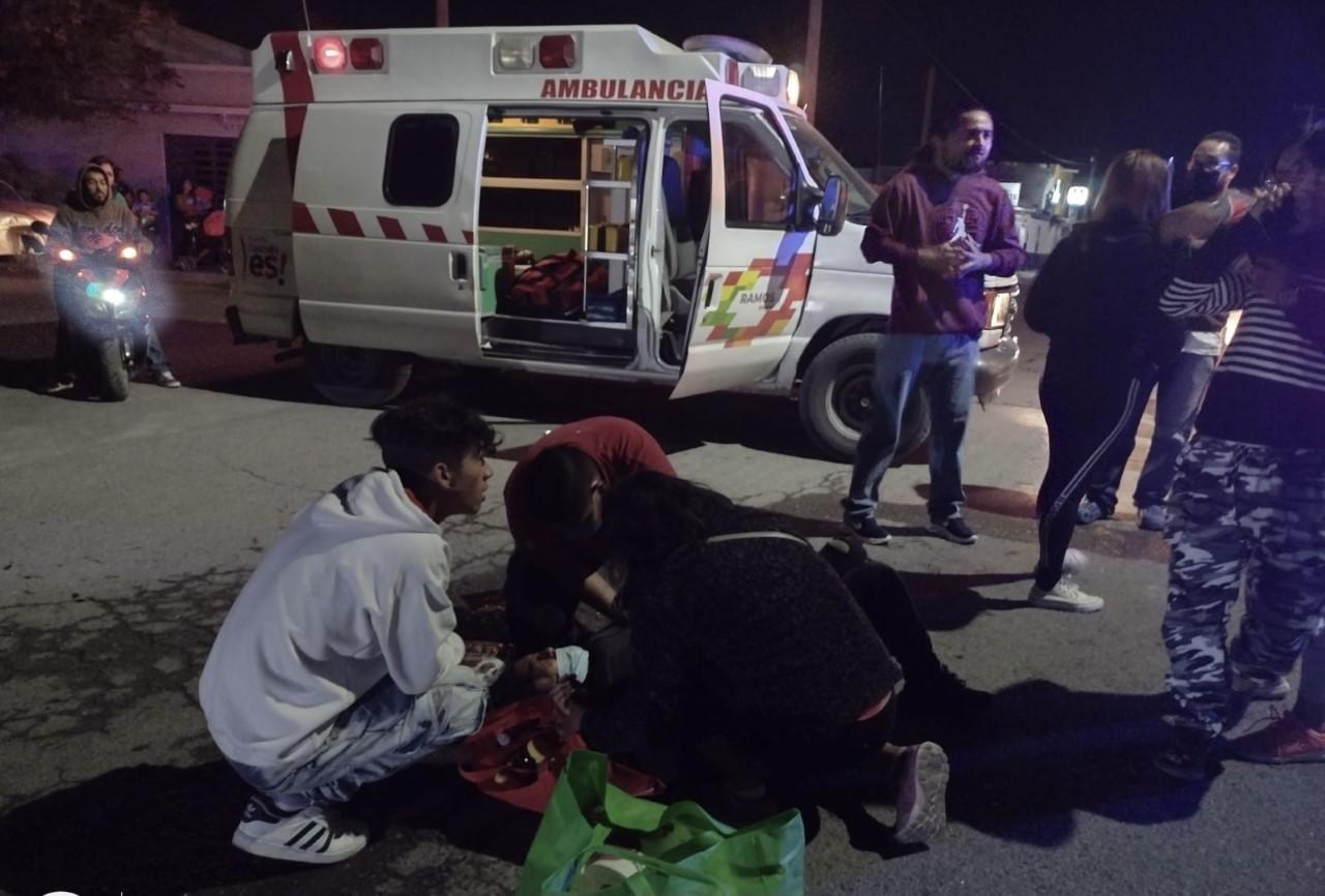 Una mujer resultó con severas lesiones luego de que una motocicleta la atropellara, cuando iba a cruzar la calle en la colonia Blanca Estela en Ramos Arizpe. (EL SIGLO DE TORREÓN) 
