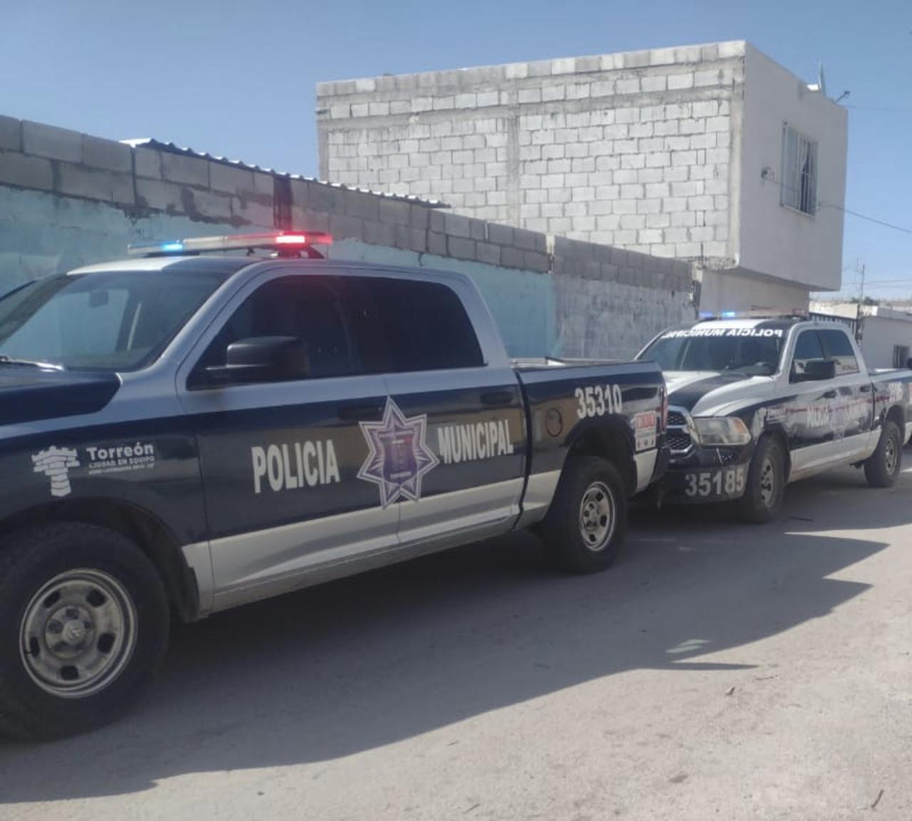 La Dirección de Seguridad Pública de Municipal, informó sobre la detención de dos sujetos que ingresaron a un domicilio en un fraccionamiento residencial de Torreón, donde perpetraron un cuantioso robo.