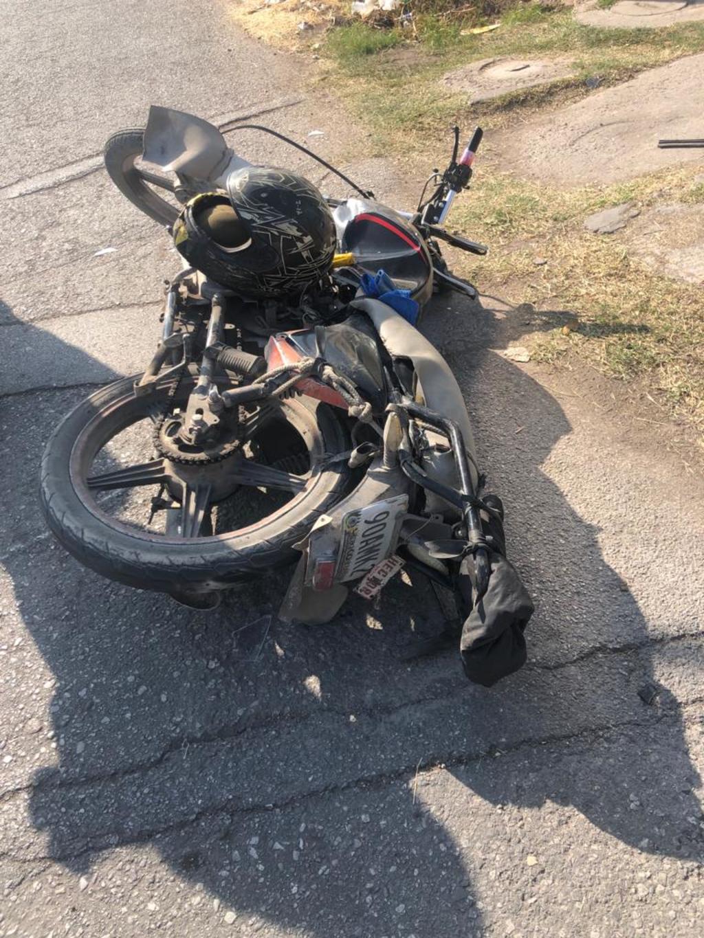 El hombre lesionado viajaba a bordo de una motocicleta de la marca Kurazai negra. (EL SIGLO DE TORREÓN)