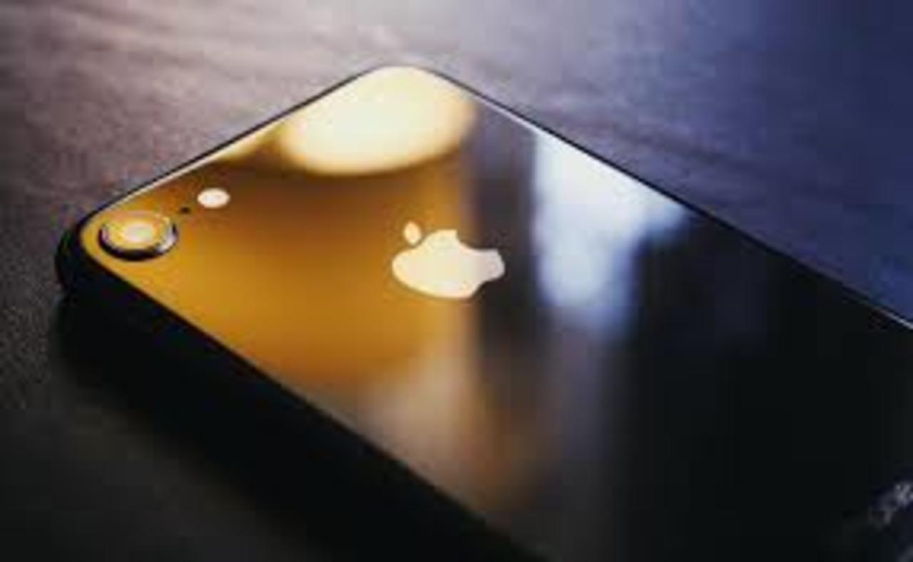 El gigante tecnológico Apple denunció a la empresa de software israelí NSO Group, a la que acusa de haber violado leyes estadounidenses con la venta de un programa llamado Pegasus con el que supuestamente accedía de manera ilegal a sus teléfonos iPhone. (ESPECIAL) 
 