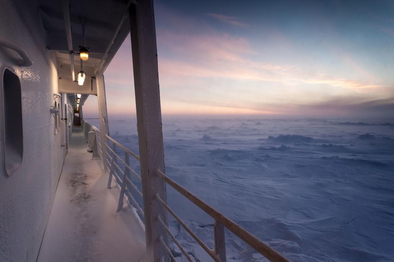 Un equipo internacional de investigadores ha reconstruido la evolución del calentamiento del Océano Ártico y ha constatado que las aguas de este frágil ecosistema llevan calentándose desde principios del siglo pasado, varias décadas antes de lo que sugerían los registros. (ARCHIVO) 

 