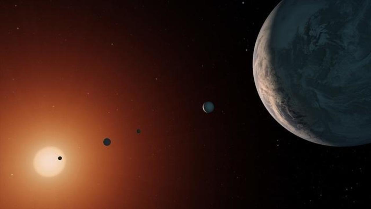 Siete planetas del tamaño de la Tierra orbitan el llamado sistema TRAPPIST-1 en una armonía casi perfecta, que investigadores estadounidenses y europeos han empleado para determinar la cantidad de 'abuso físico' que estos podrían haber soportado en su formación, según un estudio. (ESPECIAL) 