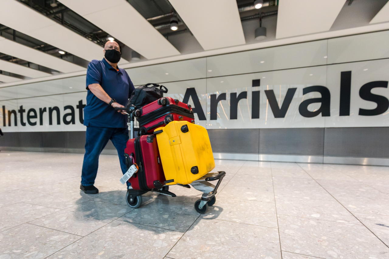 El Reino Unido ha decidido endurecer las restricciones a los viajes para tratar de limitar la importación de la nueva variante ómicron del coronavirus, si bien algunos expertos alertan de que las limitaciones llegan 'demasiado tarde', cuando la transmisión comunitaria ya ha comenzado en el país. (ARCHIVO) 

