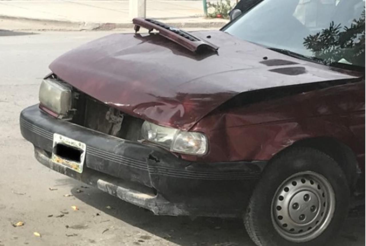 Un conductor que no respetó el derecho de preferencia de una avenida en la zona Centro de Torreón, provocó un accidente vial que dejó como saldo daños materiales de consideración.