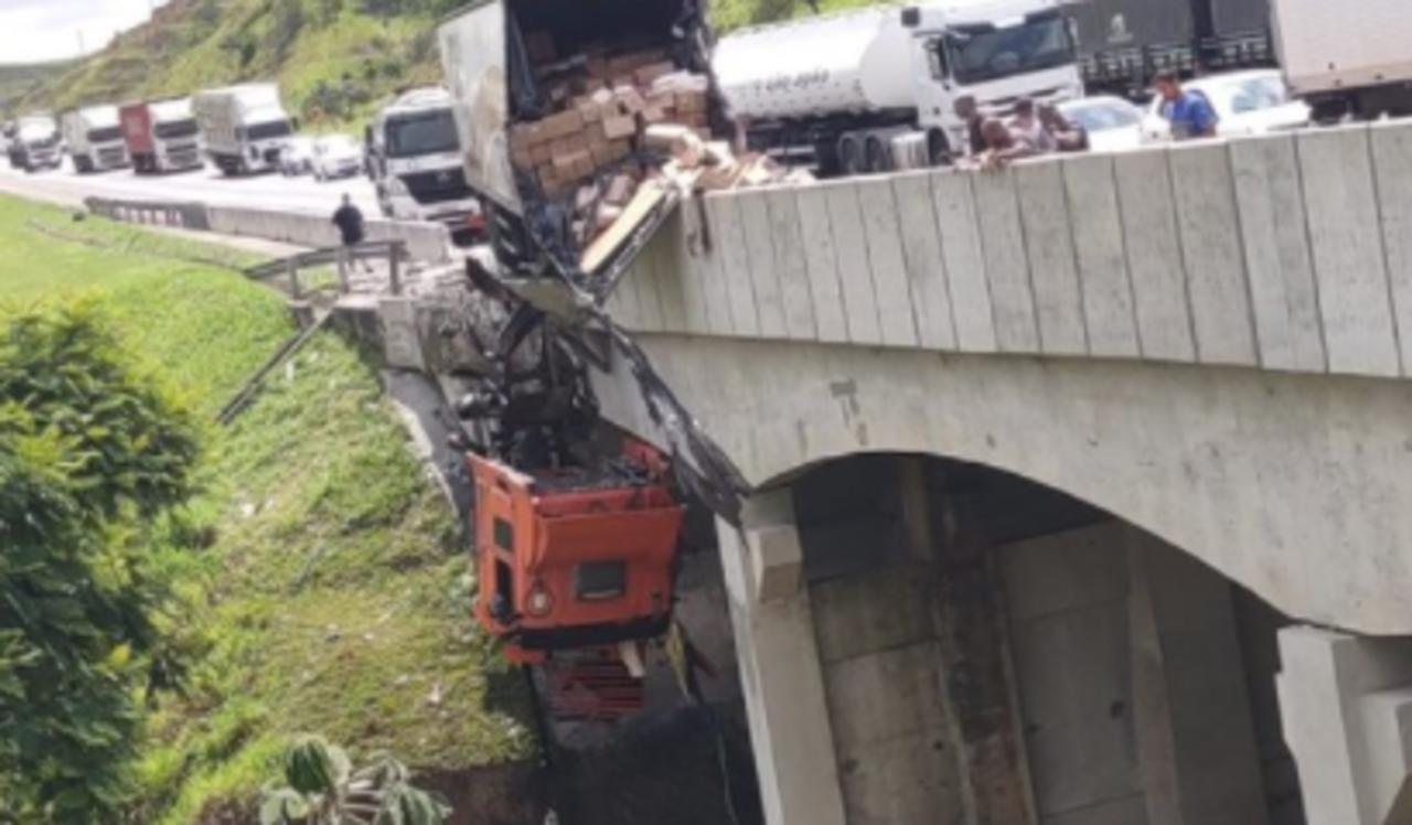 El conductor fue rescatado por un bombero que se encontraba en las inmediaciones (CAPTURA)