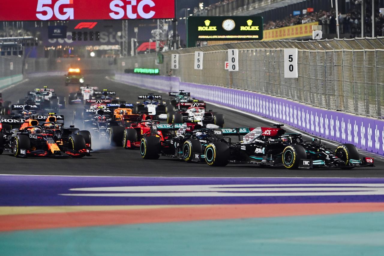 El inglés Lewis Hamilton (Mercedes), siete veces campeón del mundo de Fórmula Uno, ganó este domingo en Yeda el muy alocado Gran Premio de Arabia Saudí, el vigésimo primero y penúltimo del campeonato, que se decidirá el próximo fin de semana en Abu Dabi entre él y el holandés Max Verstappen (Red Bull), que acabó segundo.