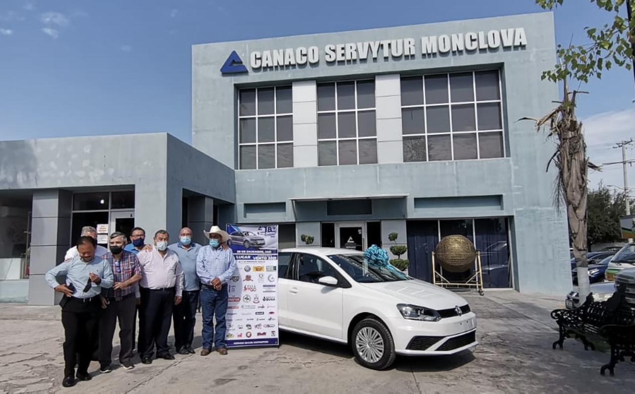 Los consumidores que tradicionalmente viajaban a Estados Unidos a realizar las compras decembrinas, se quedarán este año en su mayoría en Monclova a comprar en el comercio local, afirmó la Cámara Nacional de Comercio de Monclova (Canaco).
