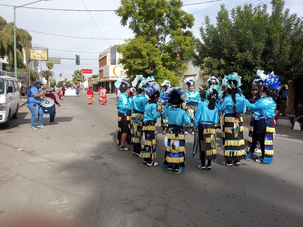 A las 10 de la mañana arrancó la procesión de distintas danzas con destino a la Catedral de Guadalupe. (EL SIGLO DE TORREÓN)