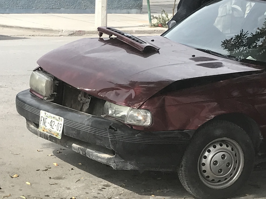 Ambos vehículos resultaron con daños materiales de consideración. (EL SIGLO DE TORREÓN)