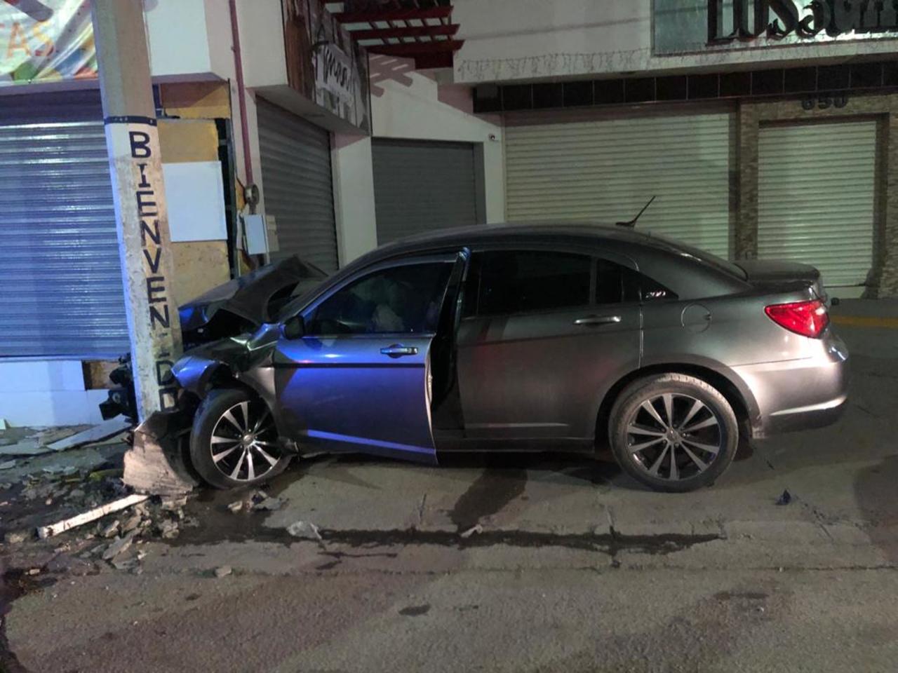 El vehículo se impactó en primera instancia contra un poste propiedad de la CFE, posteriormente chocó con un local comercial denominado “Pau Pau”. (EL SIGLO DE TORREÓN)