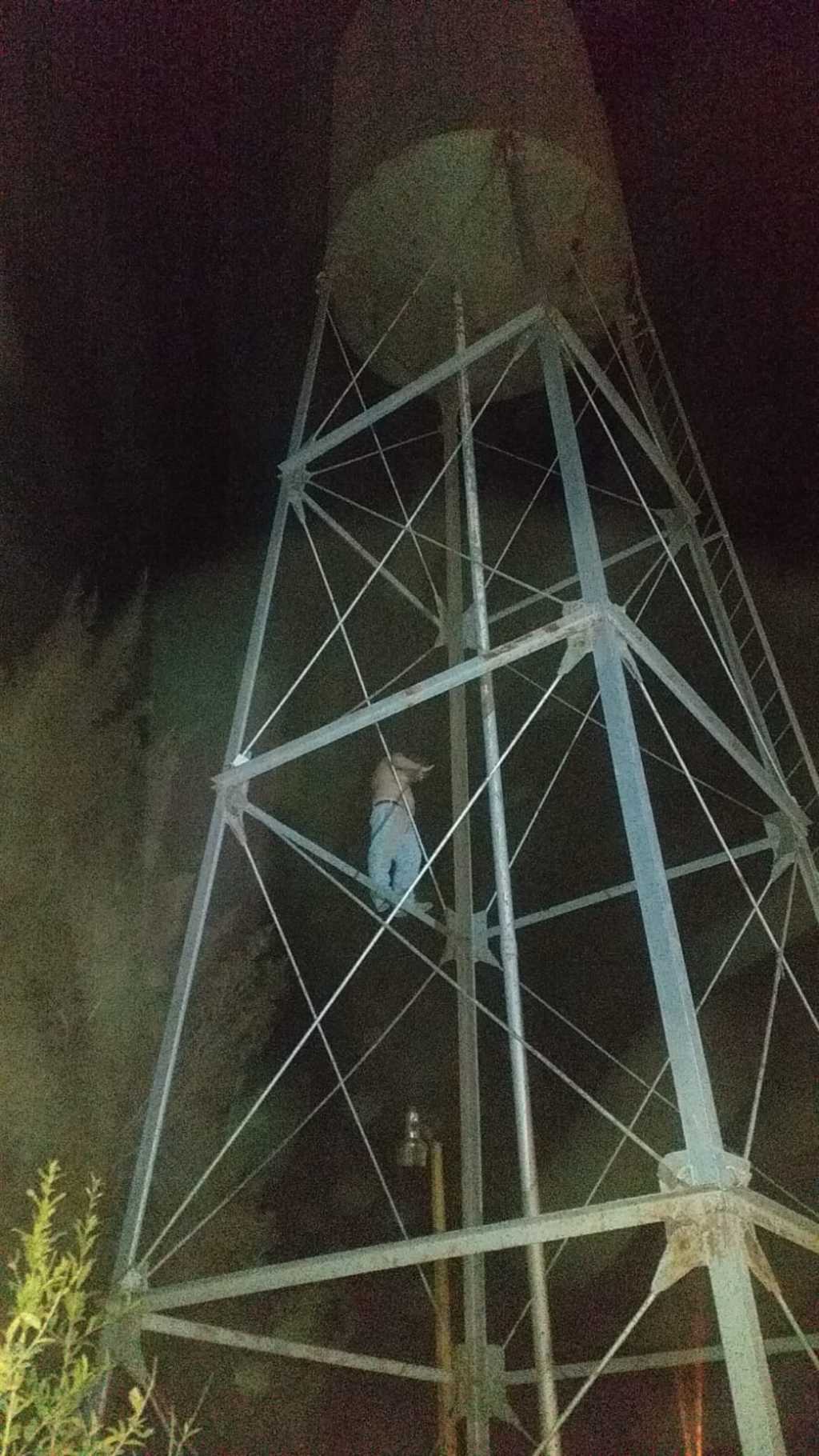 Un hombre de 48 años de edad amagó con lanzarse de una estructura de más de 20 metros en el municipio de Lerdo. (EL SIGLO DE TORREÓN)