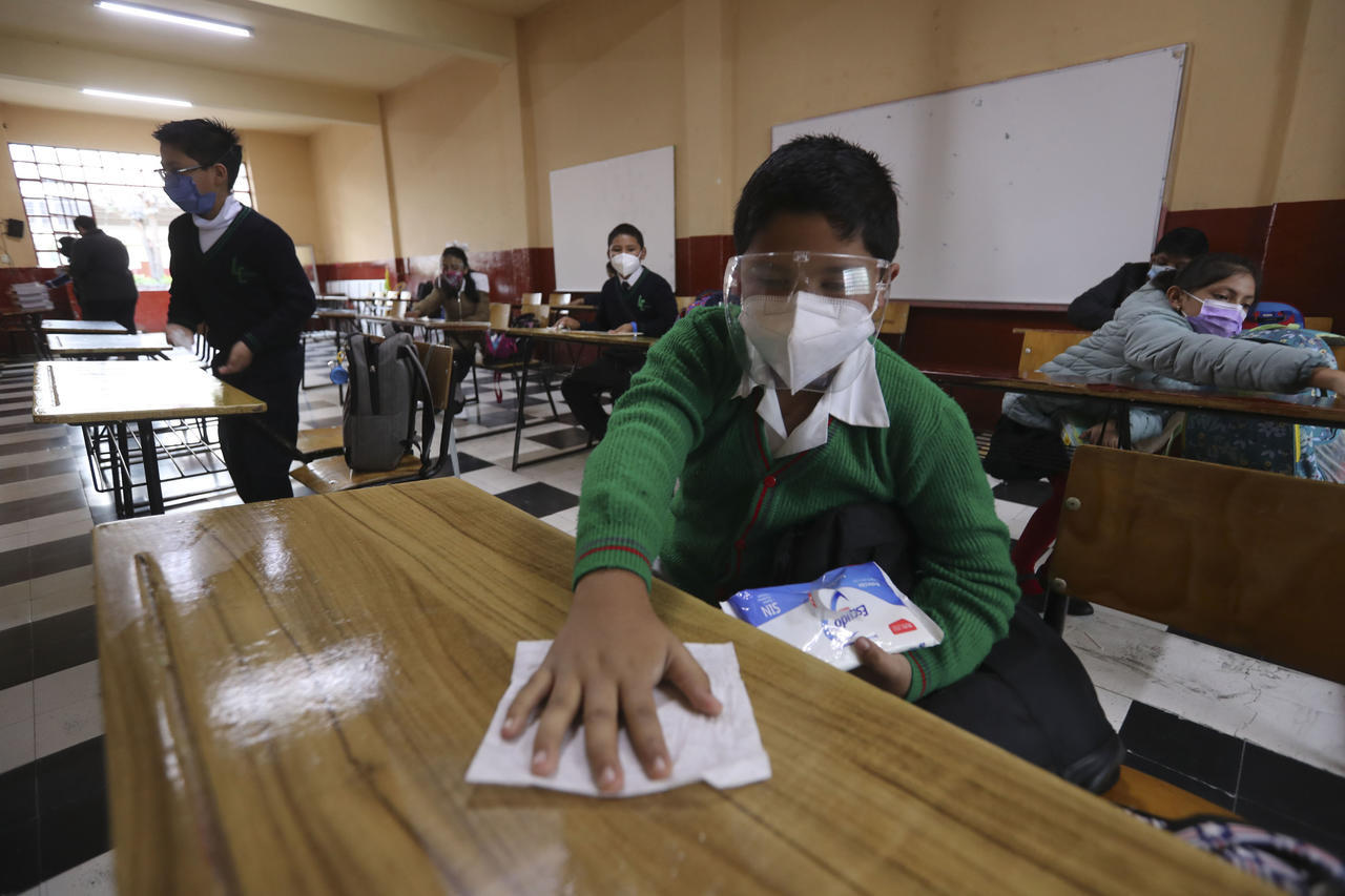 De los planteles con casos de COVID en Torreón, se confirmaron 68 en alumnos y 35 en docentes. (ARCHIVO)