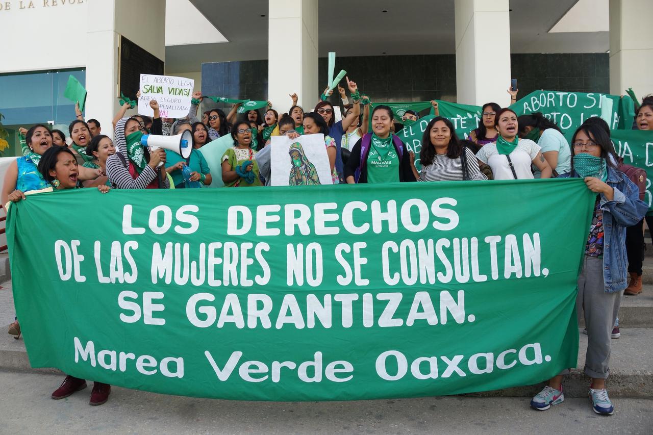 Organizaciones de la sociedad civil dedicadas a la defensa de los derechos sexuales y reproductivos de las mujeres, incluidas activistas de Oaxaca, impulsan una estrategia para que desaparezca el delito de aborto en los códigos penales de los estados donde aún es punible, a la par que acompañan a mujeres que presentaron amparos para evitar ser juzgadas por abortar. (ARCHIVO) 