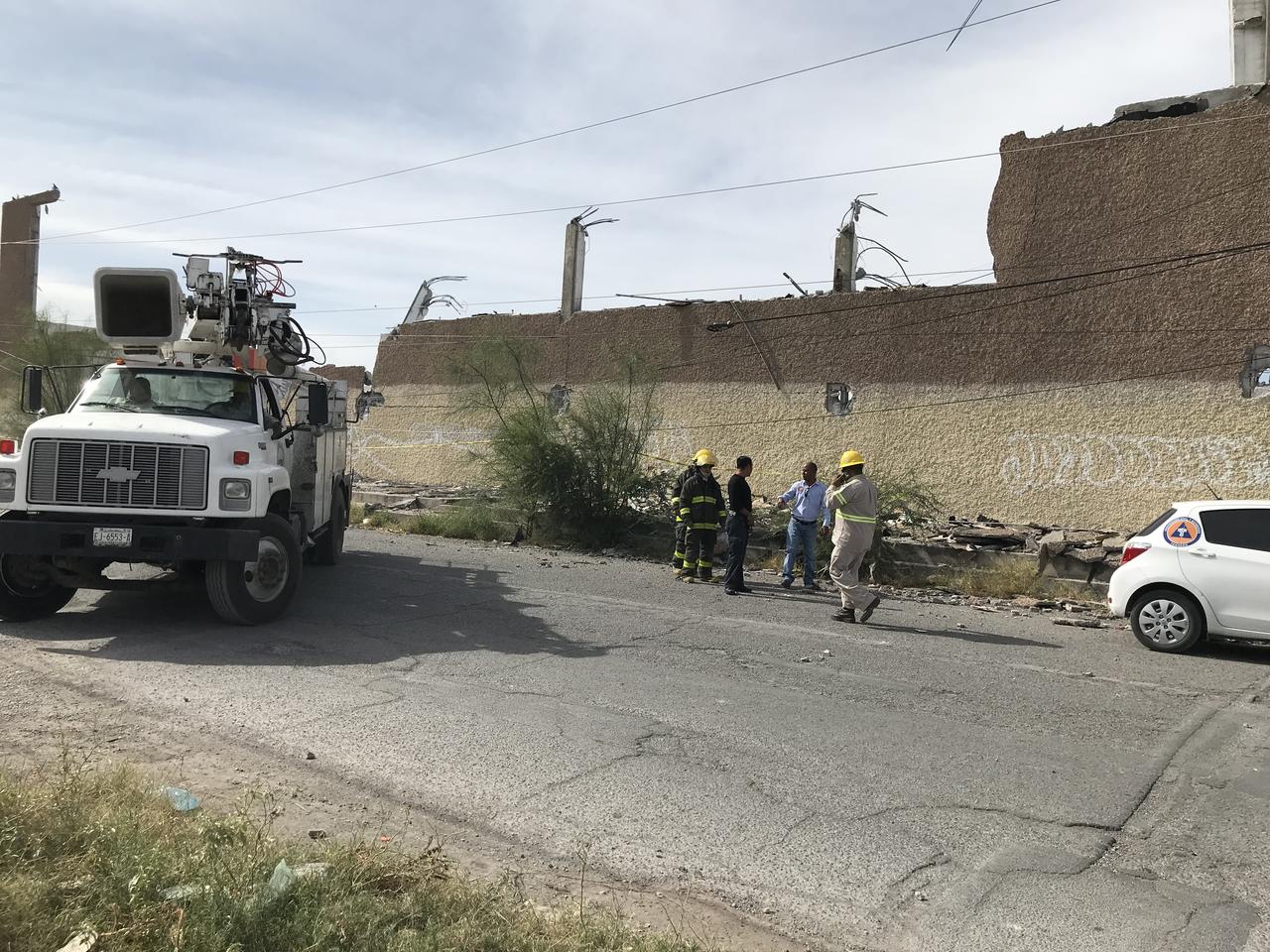 Una barda de grandes dimensiones cayó sobre los cables de alta tensión en la colonia Nueva California de Torreón, lo que provocó que decenas de familias se quedaran sin energía eléctrica. (EL SIGLO DE TORREÓN)