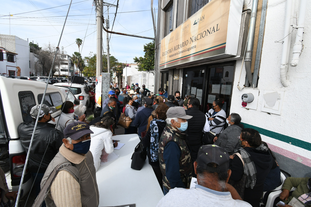Se volvieron a manifestar ejidatarios en las oficinas del Registro Agrario Nacional, piden la destitución de la titular en Torreón. (FERNANDO COMPEÁN)