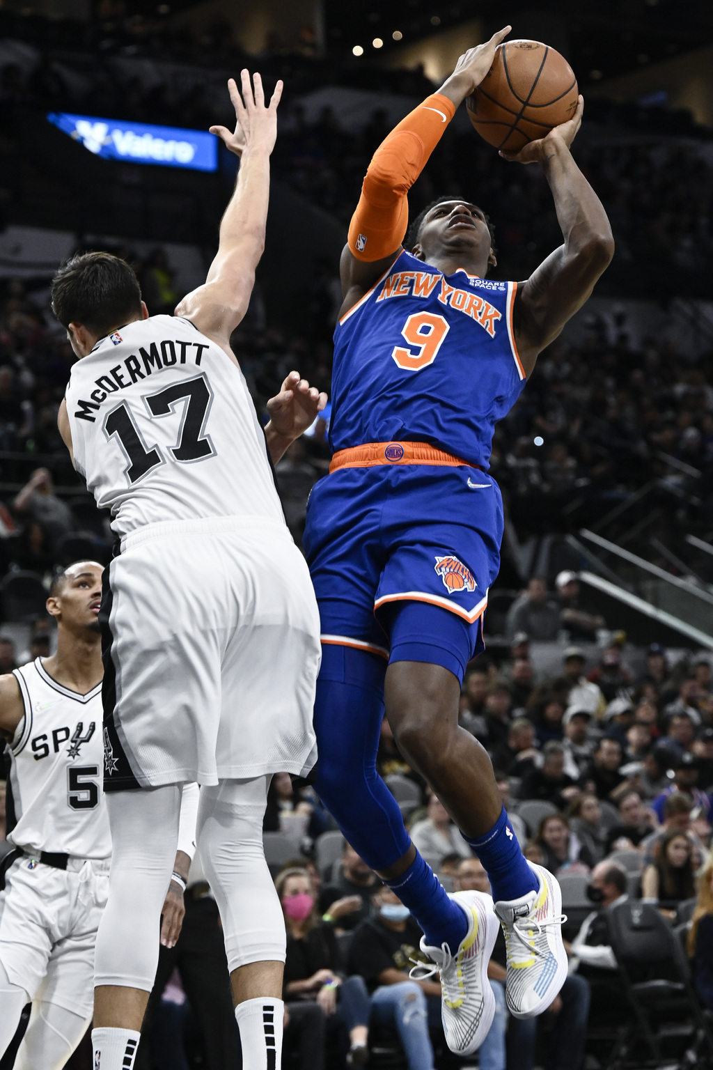 R.J. Barrett (d) metió 32 puntos en el triunfo de Knicks ante Spurs.