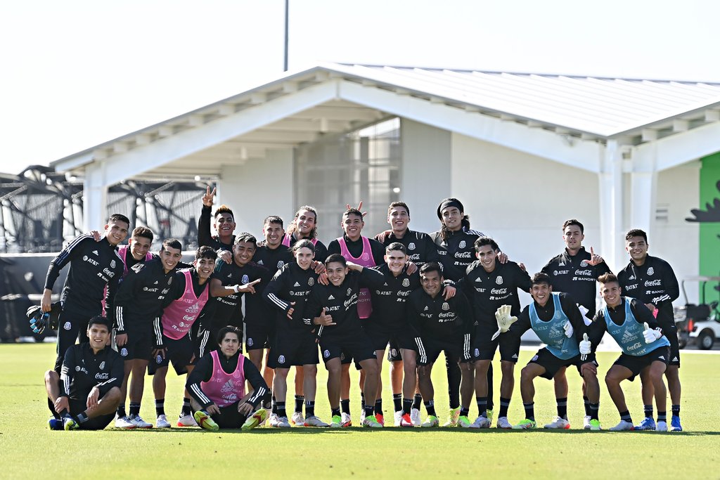 Con cuatro santistas en la convocatoria, jugadores de la Liga MX y algunos de la MLS de Estados Unidos, la Selección Mexicana se medirá hoy al combinado chileno en partido amistoso, el último para el 'Tricolor' del año.