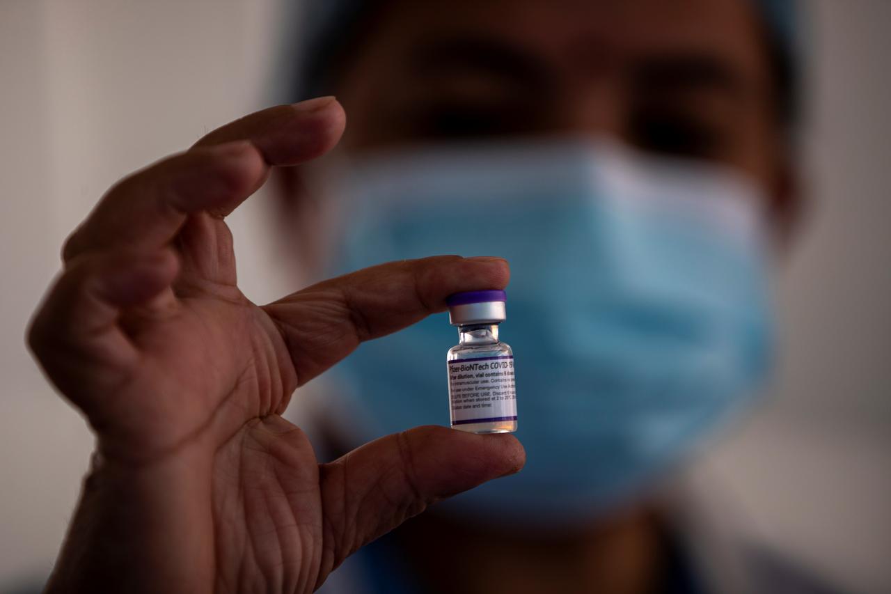 Pfizer asegura que tres dosis de su vacuna podrían neutralizar ómicron. (EFE)