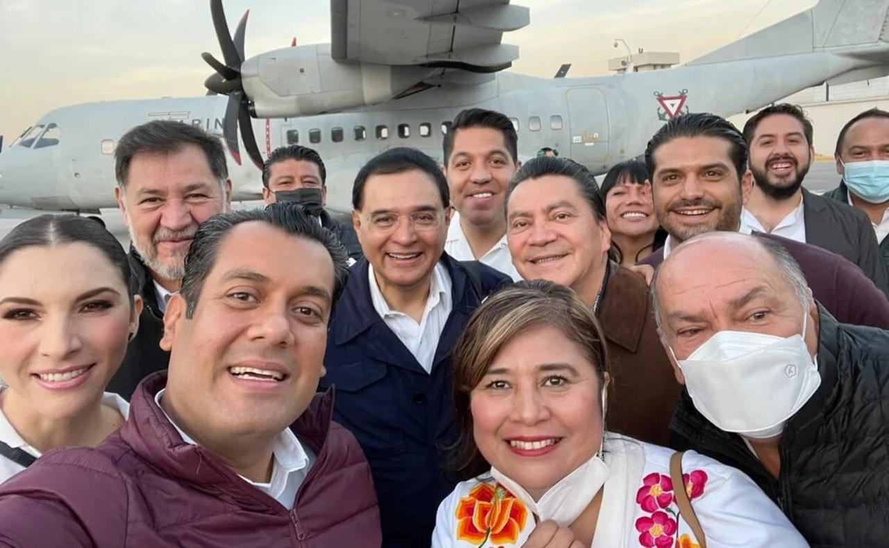 En un avión de la Marina, el presidente de a Mesa Directiva de la Cámara de Diputados, Sergio Gutiérrez Luna, salió a recorrer las obras del corredor interocéanico del Istmo de Tehuantepec, donde llegará a las 9:30 horas. (ESPECIAL) 
 