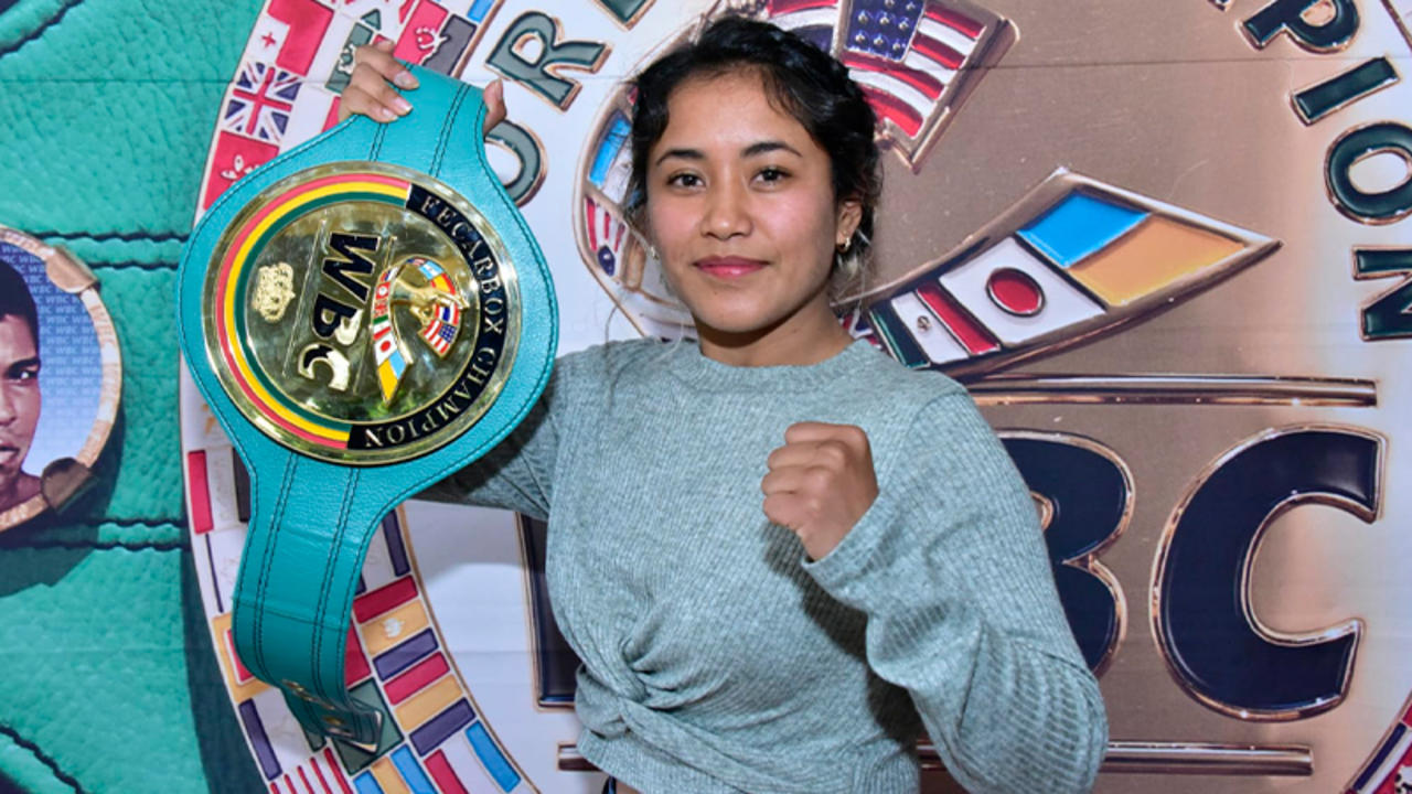 La nueva campeona FECARBOX en la división Mosca, Ángela Nolasco, recibió el cinturón que la acredita como monarca de manos del legendario campeón Humberto González y el presidente del Consejo Mundial de Boxeo (WBC, por sus siglas en inglés), Mauricio Sulaimán. (ARCHIVO)
