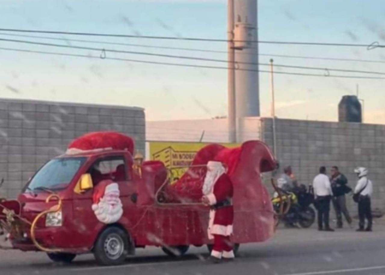 Este miércoles se viralizó una foto en la que supuestamente un lagunero que se caracteriza de Santa Claus había sido multado por agentes de tránsito en la carretera Torreón - San Pedro.
