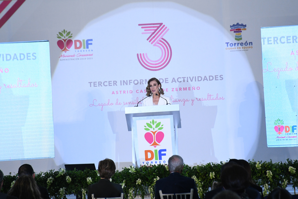 El tercer informe de actividades fue presentado ayer por Astrid Casale de Zermeño en la Expo Center Laguna de Torreón. (FERNANDO COMPEÁN)