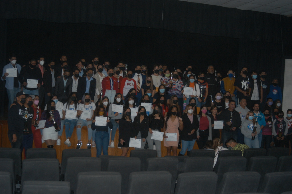 Los jóvenes integrantes de los equipos, recibieron sus galardones en el Teatro de Cámara.