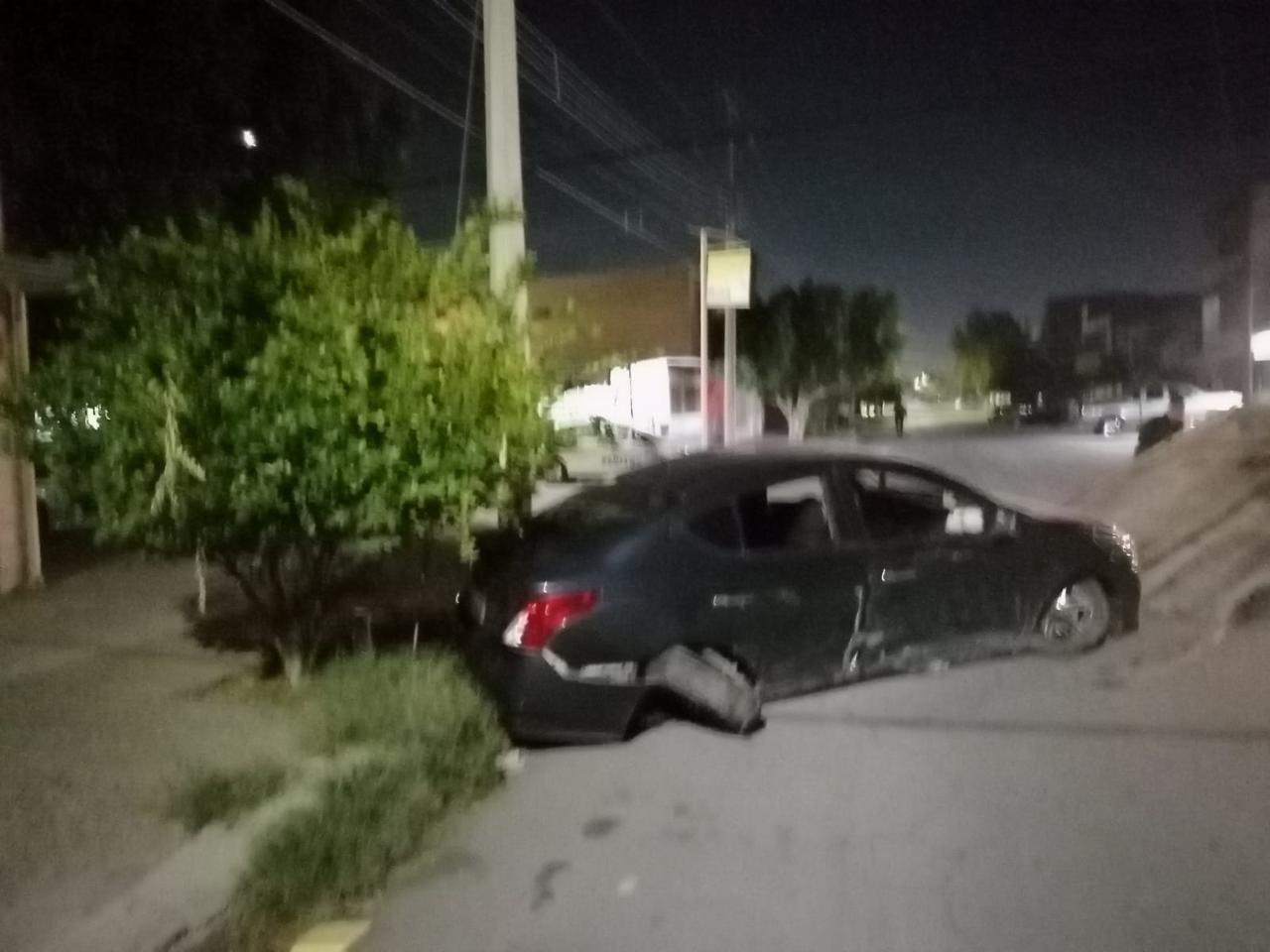 El automovilista ya no pudo poner en funcionamiento su automóvil y decidió huir, dejando abandonado el vehículo. (EL SIGLO DE TORREÓN)