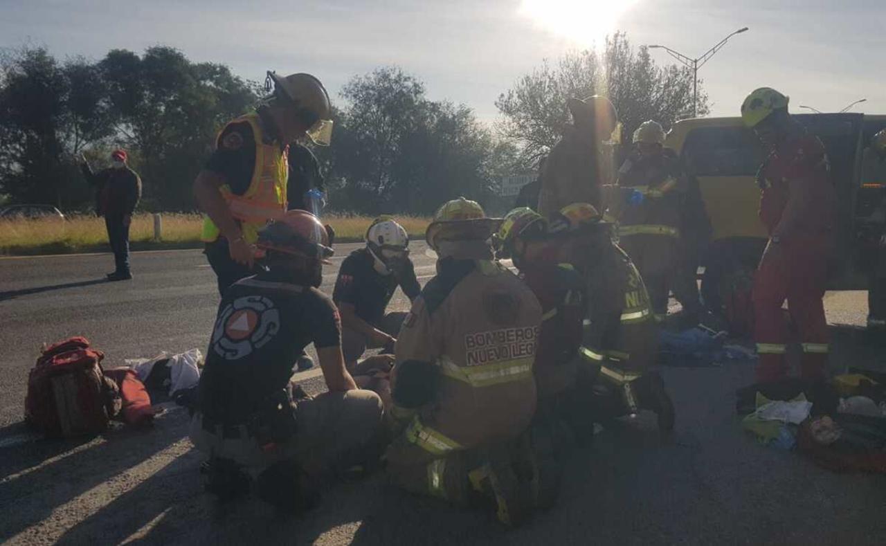 Dos personas fallecidas y siete lesionados es el saldo de un accidente carretero que se registró la mañana de este jueves en Santiago, Nuevo León, cuando una camioneta tipo Van en la que viajaban 18 trabajadores fue impactada por un vehículo pesado y terminaron estrellados contra una barda. (ESPECIAL) 